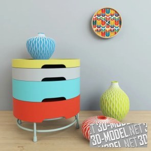 Стол PS 2014 от IKEA, вазы и настенные часы в ярких цветах