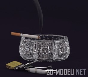 Пепельница с дымящейся сигаретой