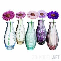 Цветы герберы в вазах из цветного стекла