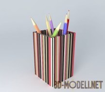 Цветные карандаши в полосатой коробке