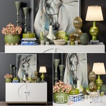 Консоль с декором и картиной с изображением лошади