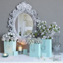 Зеркало в резной раме, цветы в пакетах Tiffany&Co