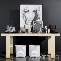 Набор с деревянным столиком и черно-белым портретом
