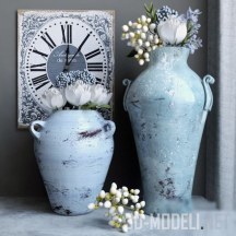 Голубые вазы с цветами и часы
