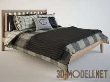 Деревянная кровать с покрывалом и подушками