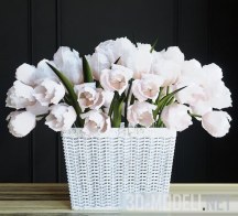 Корзина с белыми тюльпанами