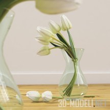 Стеклянная ваза с белыми тюльпанами
