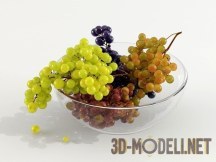 Гроздья винограда в стеклянной вазе