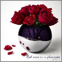 Стеклянная ваза с букетом красных роз